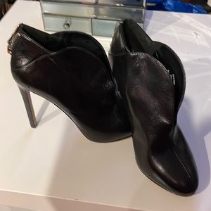 Nine West Size 6.5 black heeled ankle boots